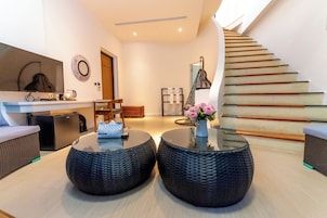 Honeymoon Double Room with Round Bed | Living area