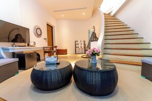 Häämatkasviitti, kylpyamme, puolikerroksessa | Oleskelualue | Televisio