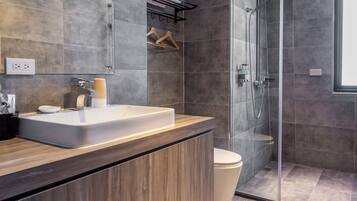 Chambre Double Supérieure, balcon, vue cour intérieure | Salle de bain