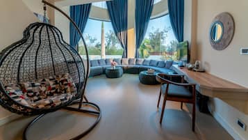 Honeymoon Double Room with Round Bed | Living area | TV
