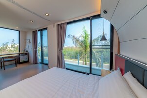 Blackout curtains, soundproofing, free WiFi, bed sheets