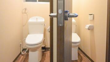 Huis, privébadkamer | Badkamer | Een aparte badkuip en douche, een diep bad, gratis toiletartikelen