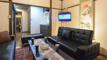 Huis, privébadkamer | Woonkamer | Een 26-inch flatscreentelevisie met kabelzenders en een televisie