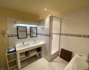 Suite Directoire | Bathroom | Free toiletries, hair dryer, towels - Le Manoir de Crépon (Crepon)