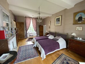 Suite aux Portraits | In-room safe, individually decorated, individually furnished