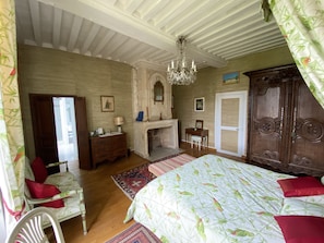 Chambre aux Oiseaux | In-room safe, individually decorated, individually furnished - Le Manoir de Crépon (Crepon)