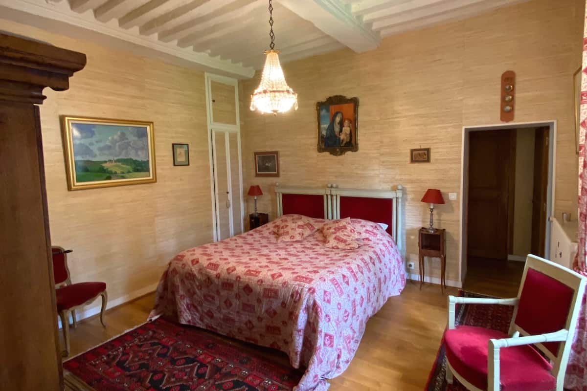 Suite Directoire | Coffre-fort, décor unique, ameublement unique, lit de bébé (gratuit)