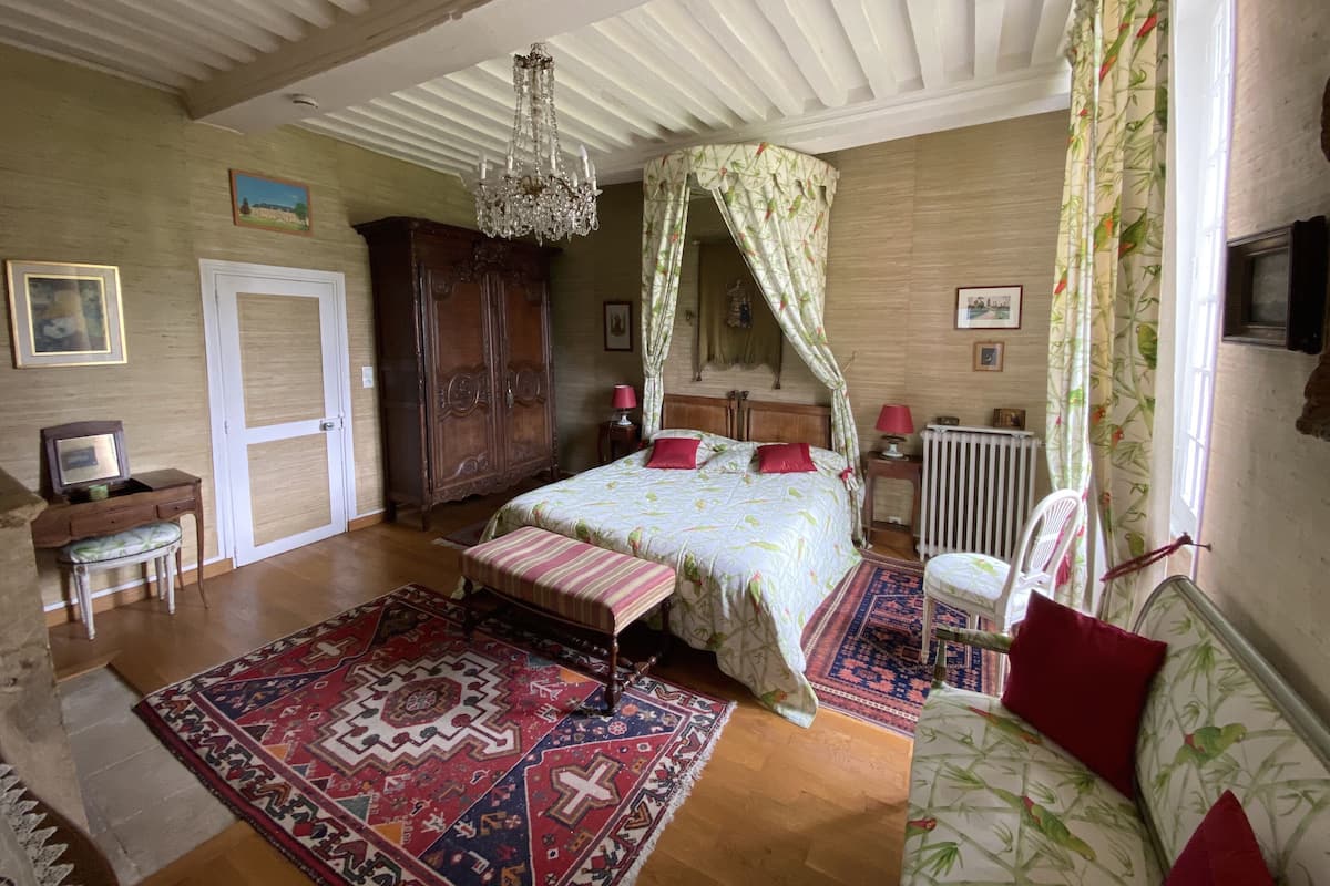 Chambre aux Oiseaux | In-room safe, cribs (free), WiFi (free), individually decorated