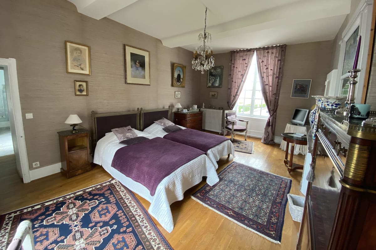 Suite aux Portraits | In-room safe, cribs (free), WiFi (free), individually decorated