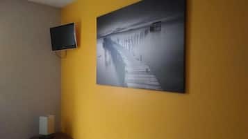 Muebles diferentes, escritorio, cortinas blackout y ropa de cama