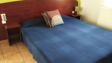 Muebles diferentes, escritorio, cortinas blackout y ropa de cama