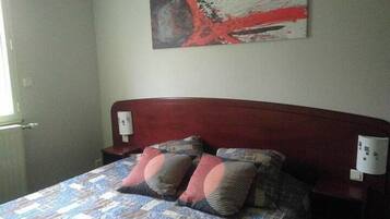 Chambre Double ou avec lits jumeaux | Ameublement personnalisé, bureau, rideaux occultants, draps fournis