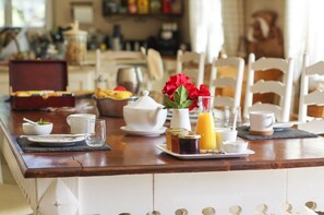 Petit déjeuner composé de spécialités régionales (12 EUR par personne)