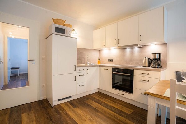 Kühlschrank, Mikrowelle, Ofen, Geschirrspüler