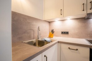 Réfrigérateur, four à micro-ondes, un four, lave-vaisselle