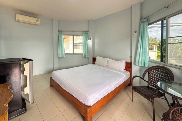Standard Room, 1 King Bed | Desk, free WiFi