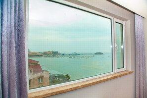 Skrivebord, blendingsgardiner og wi-fi (inkludert)