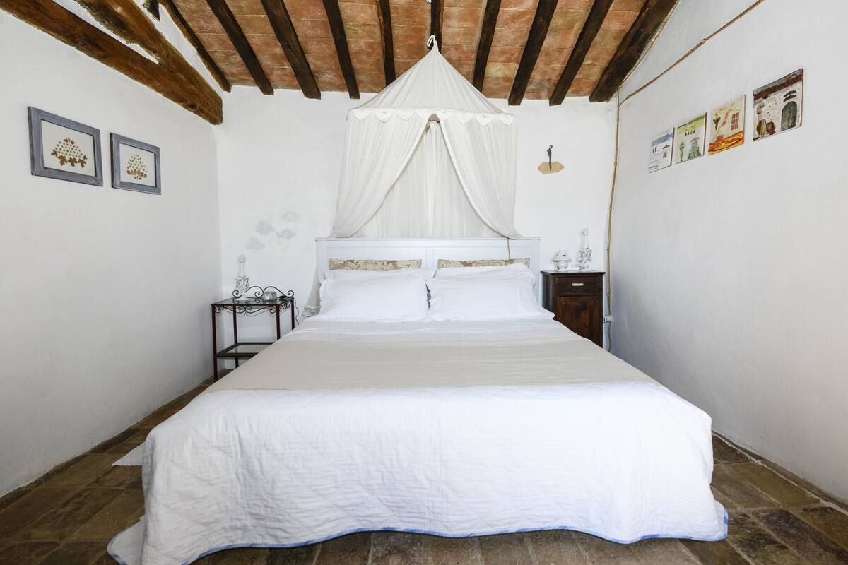 Double Room, Ensuite | Cribs (surcharge), WiFi (free), bed sheets