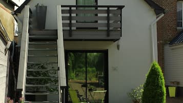 Una casa moderna con una escalera de madera que da a un balcón.