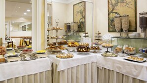 Ein reichhaltiges Buffet mit verschiedenen Speisen und Beilagen.