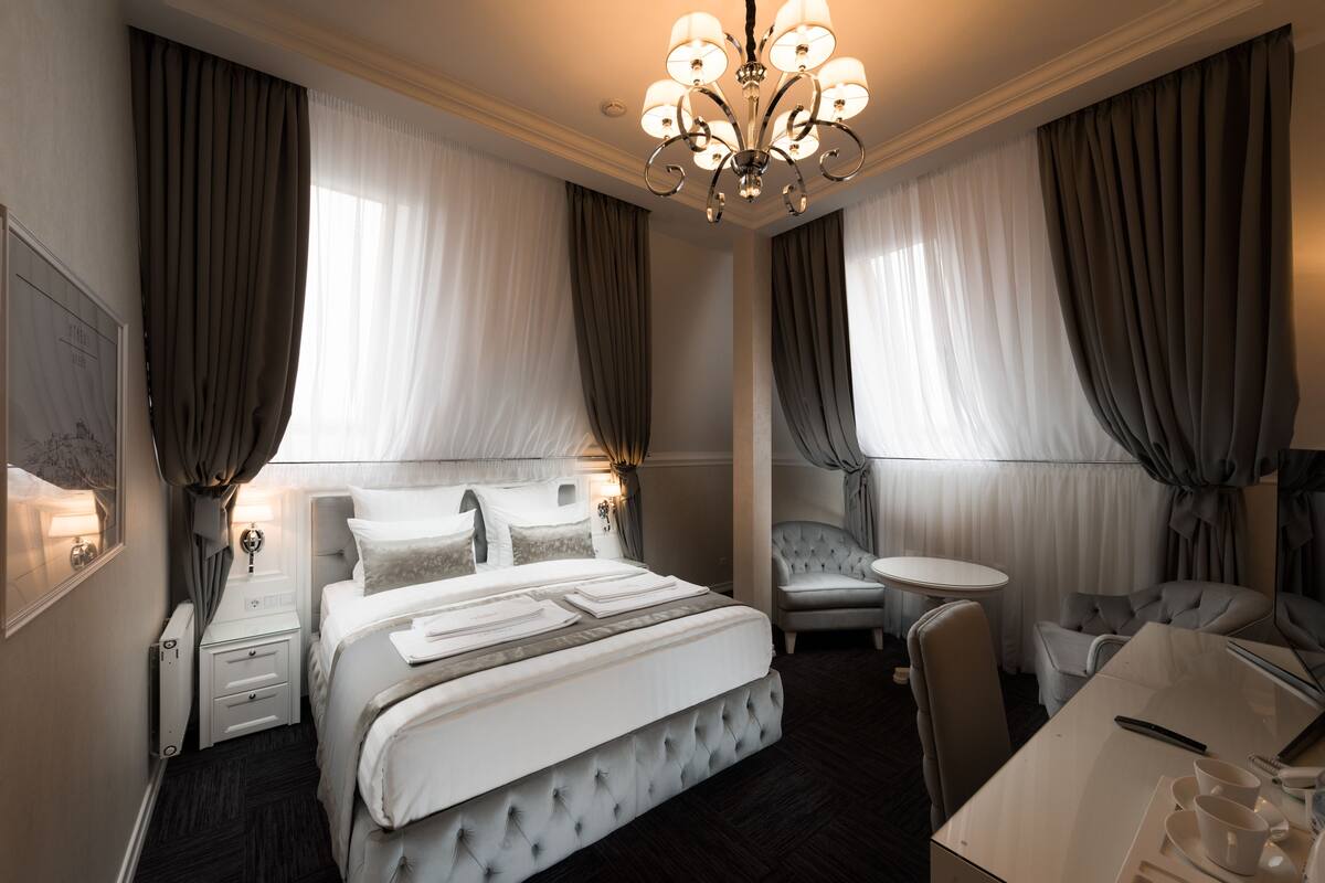 Comfort Room, 1 King Bed | 1 bedroom, premium bedding, in-room safe, desk
