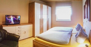 1 bedroom, travel cot, WiFi, bed sheets