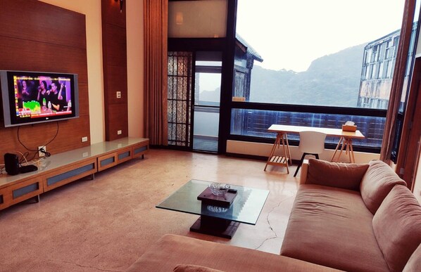Family Villa | Living area | LCD TV - Jinguashi Cloud Mountain Homestay B&B (New Taipei City)