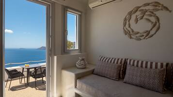 Habitación Deluxe, bañera de hidromasaje (Cave, Caldera View) | Zona de estar | Una televisión de pantalla plana