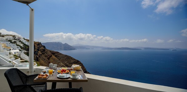 Habitación doble superior, balcón | Caja de seguridad en la habitación y escritorio 