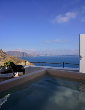 Villa Familiale, bain à remous (Cave, Caldera View) | Coffres-forts dans les chambres, bureau, fer et planche à repasser