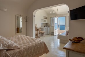 Deluxe Room, Hot Tub (Cave, Caldera View) - Strogili Traditional Houses (Santorini)