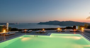 Piscina stagionale all'aperto, ombrelloni da piscina, lettini