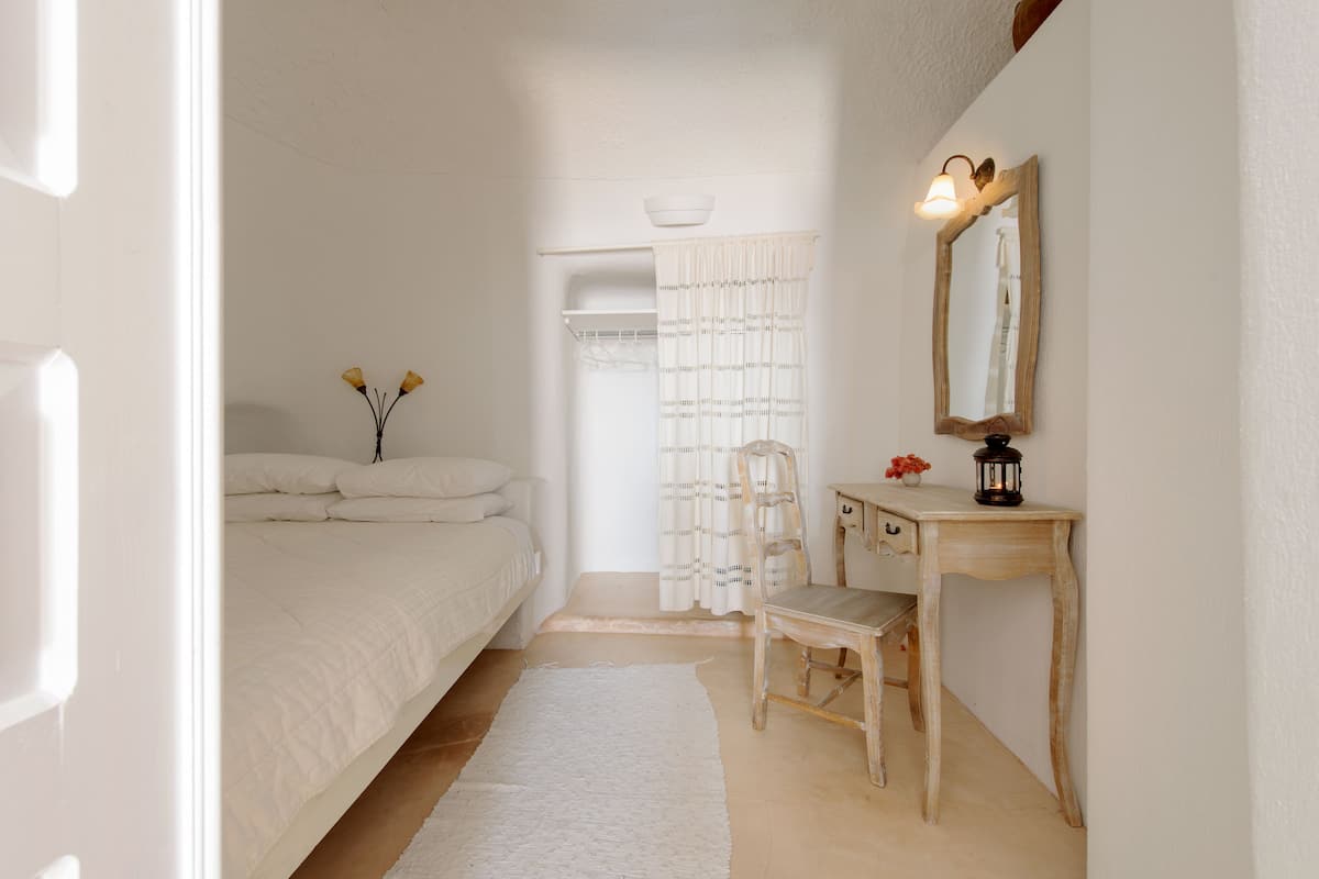 Traditional Room, Annex Building (Caldera View (2-3 Adults)) | In-room safe, desk, iron/ironing board, WiFi (free)