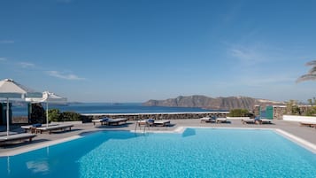 Piscina stagionale all'aperto, ombrelloni da piscina, lettini