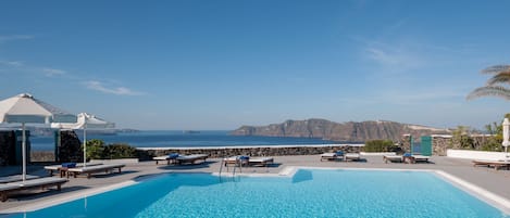 Een seizoensgebonden buitenzwembad, parasols voor strand/zwembad