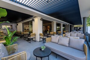 Outdoor dining - Evanik Chic Hotel (Kalymnos)