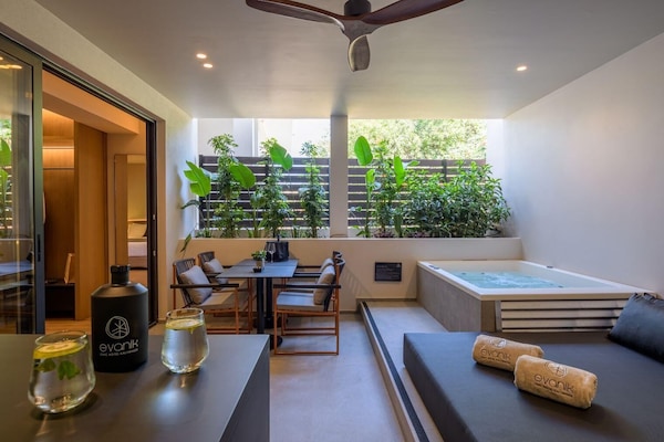 Junior Suite with Outdoor Jacuzzi | Outdoor dining