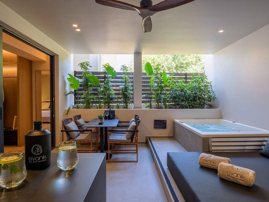 Junior Suite with Outdoor Jacuzzi | Opções para refeição ao ar livre