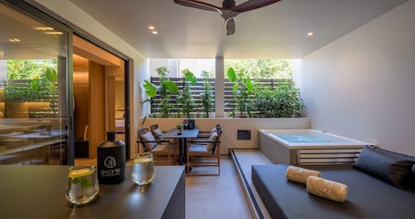 Junior Suite with Outdoor Jacuzzi | Restaurante al aire libre. Evanik Chic Hotel
