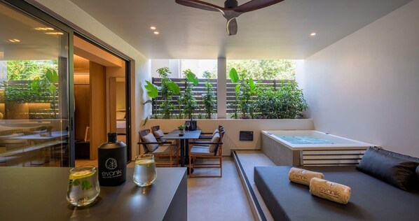 Junior Suite with Outdoor Jacuzzi | Outdoor dining