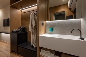 Luxe beddengoed, een kluis op de kamer, een bureau, geluiddichte muren