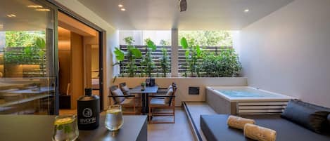 Hochwertige Bettwaren, Zimmersafe, Schreibtisch, schallisolierte Zimmer