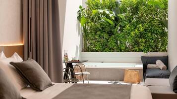 أغطية فراش متميزة وخزنة داخل الغرفة ومكتب وتجهيزات عازلة للصوت