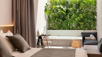 Double room with outdoor Jacuzzi | Roupas de cama premium, cofres nos quartos, escrivaninha