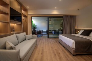 Ropa de cama de alta calidad y caja de seguridad en la habitación 