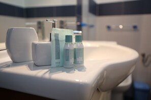 Dobbeltværelse med dobbeltseng eller 2 enkeltsenge | Faciliteter på badeværelset | Bruser, brusehoved med spredningseffekt, gratis toiletartikler