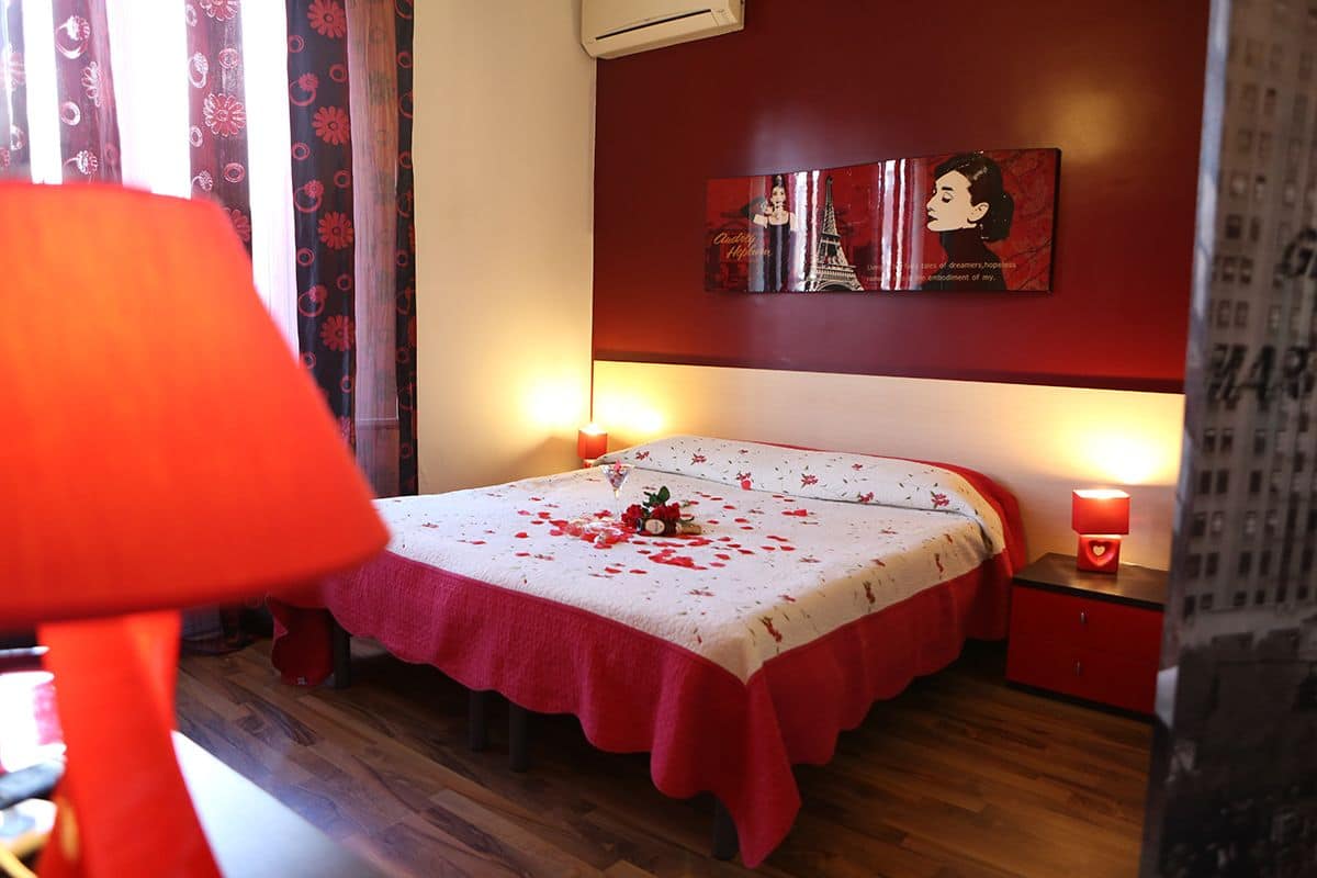 Camera con letto matrimoniale o 2 letti singoli | Una scrivania, ferro/asse da stiro, Wi-Fi gratuito