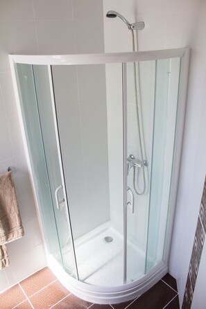 Bathroom shower - Ta Nina (Msida)