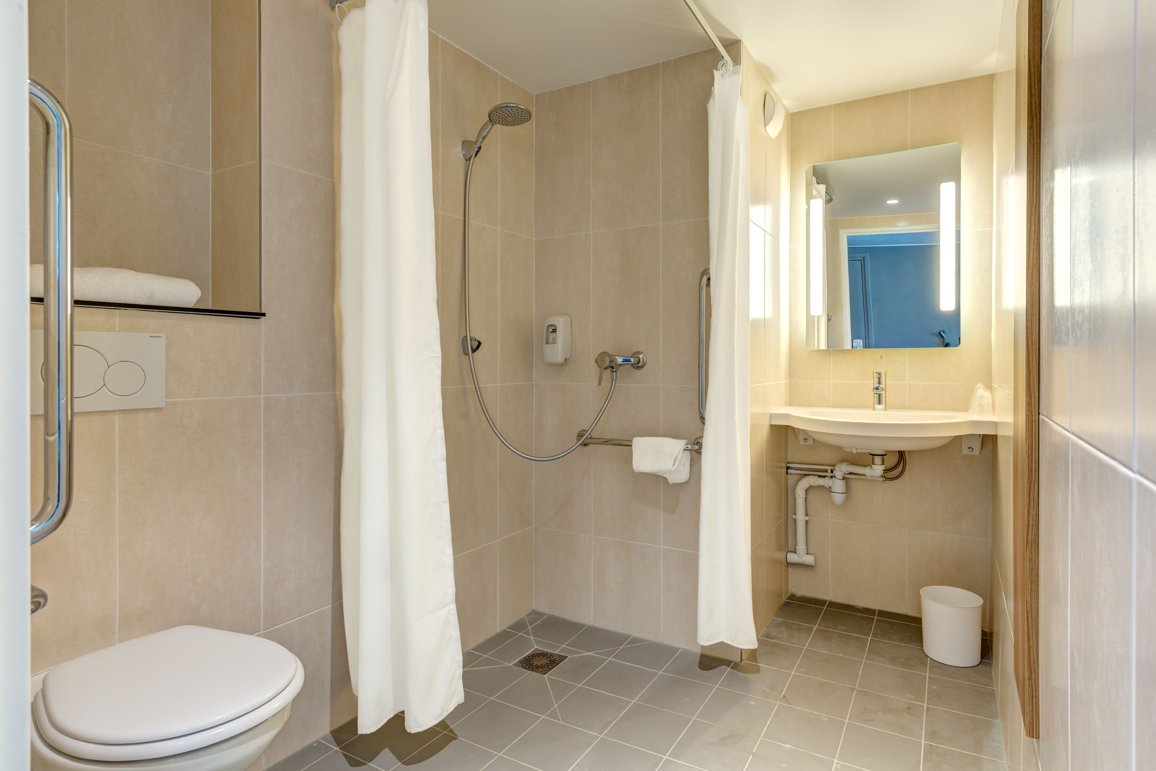 double room, accessible, non smoking | bathroom | shower, hair dryer, towels