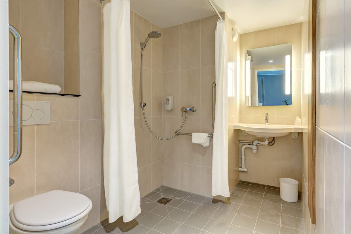 double room, accessible, non smoking | bathroom | shower, hair dryer, towels